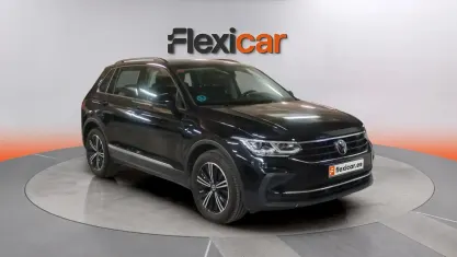 Käytetty VW Tiguan Life 150 HP (110 kW) 2021 Musta Katumaasturi