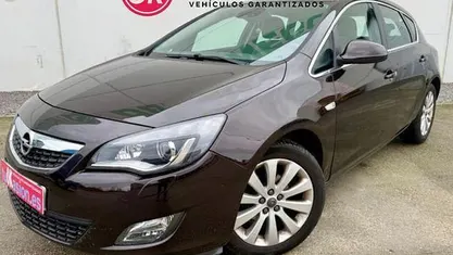 Usado Opel Astra 140 CV (102 kW) 2012 Berlina