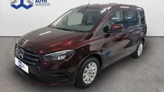 Rojo Usado 2024 Mercedes T180 Monovolumen | 30.190 € (Precio justo)