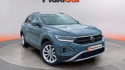 Usado VW T-Roc Life 150 CV (110 kW) 2023 Verde SUV