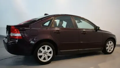 Käytetty Volvo S40 Momentum 136 HP (100 kW) 2005 Punainen Sedan