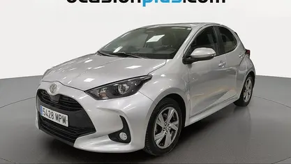 Gris Usado 2024 Toyota Yaris Hybrid Active Utilitario | 16.728 € (Buen precio)