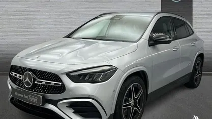 Usado Mercedes GLA200 AMG line 150 CV (110 kW) 2025 Gris / plateado SUV