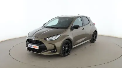Usado Toyota Yaris Plus 116 CV (85 kW) 2022 Gris Utilitario