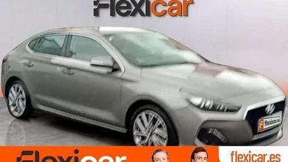 Usado Hyundai i30 120 CV (88 kW) 2018 Gris Berlina