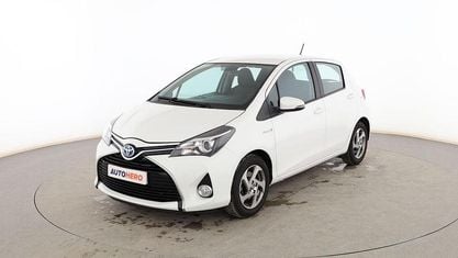 Usado Toyota Yaris Hybrid Active 101 CV (74 kW) 2014 Blanco Berlina