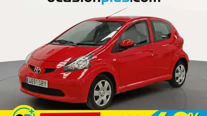 Usado Toyota Aygo 68 CV (50 kW) 2008 Rojo Utilitario