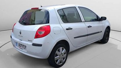 Używany Renault Clio II Authentique 75 KM (55 kW) 2007 Biały Sedan/Limuzyna