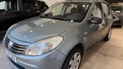 Usado Dacia Sandero Ambiance 75 CV (55 kW) 2009 Verde Utilitario