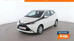 Blanco Usado 2016 Toyota Aygo X-play Utilitario | 9599 € (Precio justo)