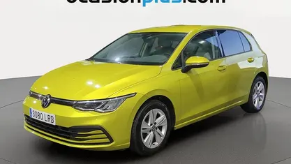 Usado VW Golf VIII Life 131 CV (96 kW) 2021 Amarillo Utilitario