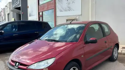 Usado Peugeot 206 70 CV (51 kW) 2000 Rojo Utilitario