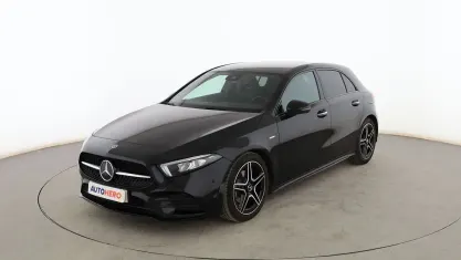 Usado Mercedes A180 AMG line 136 CV (100 kW) 2021 Negro Berlina