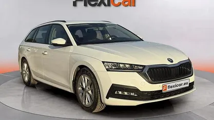 Usado Skoda Octavia Ambition 150 CV (110 kW) 2023 Blanco Familiar