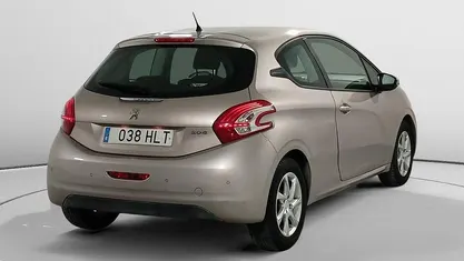 Usado Peugeot 208 Active 83 CV (61 kW) 2012 Beige Utilitario