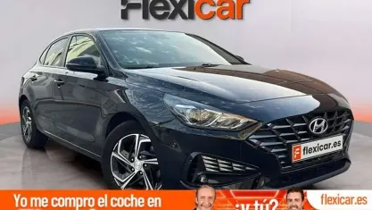 Usado Hyundai i30 120 CV (88 kW) 2022 Negro Berlina