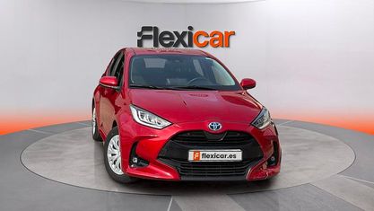 Usado Toyota Yaris Hybrid Active 116 CV (85 kW) 2023 Granate Berlina
