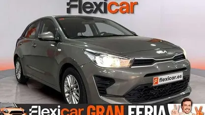 Usado Kia Rio 84 CV (61 kW) 2022 Gris Utilitario