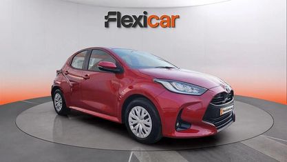 Usado Toyota Yaris Hybrid Active 116 CV (85 kW) 2023 Rojo Berlina