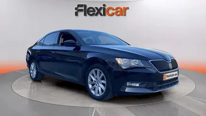 Usado Skoda Superb Active 150 CV (110 kW) 2018 Negro Familiar