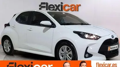 Begagnad Toyota Yaris Hybrid Active 116 HK (85 kW) 2022 Vit Halvkombi