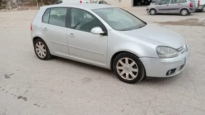 Usado VW Golf IV Highline 140 HP (102 kW) 2004 Cinzento
