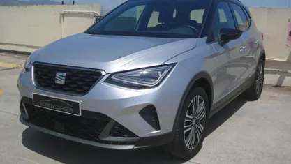 Usado Seat Arona FR 110 CV (80 kW) 2023 Gris / plata SUV