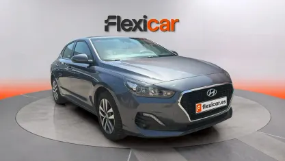 Usado Hyundai i30 120 CV (88 kW) 2021 Gris Berlina