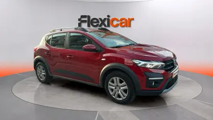 Usado Dacia Sandero Comfort 91 CV (66 kW) 2022 Granate Berlina