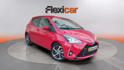 Usado Toyota Yaris Hybrid Active 100 CV (73 kW) 2020 Rojo Berlina