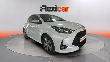 Używany Toyota Yaris Hybrid Active 116 KM (85 kW) 2024 Biały Sedan/Limuzyna