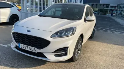 Usado Ford Kuga ST-Line 225 CV (165 kW) 2023 Blanco SUV