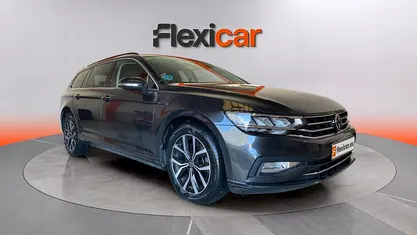Usado VW Passat R-line 150 CV (110 kW) 2022 Negro Familiar