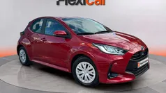 Granate Usado 2022 Toyota Yaris Hybrid Style Berlina | 17.990 € (Buen precio)