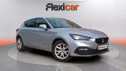 Usado Seat Leon Style 131 CV (96 kW) 2022 Gris Berlina