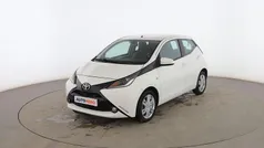 Blanco Usado 2016 Toyota Aygo X-play Utilitario | 9099 € (Precio justo)