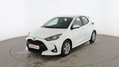 Usado Toyota Yaris Hybrid Active 116 CV (85 kW) 2022 Blanco Berlina
