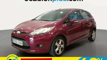 Usado Ford Fiesta Trend 68 CV (50 kW) 2010 Burdeos Utilitario