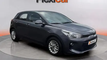 Usado Kia Rio 101 CV (74 kW) 2017 Gris Berlina