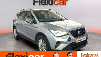Usado Seat Arona Style Plus 110 CV (80 kW) 2022 Gris SUV