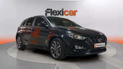 Usado Hyundai i30 110 CV (80 kW) 2024 Negro Berlina