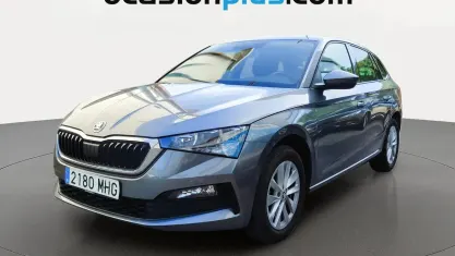 Usado Skoda Scala Ambition 110 CV (80 kW) 2023 Gris Utilitario