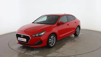 Usado Hyundai i30 120 CV (88 kW) 2020 Rojo Berlina