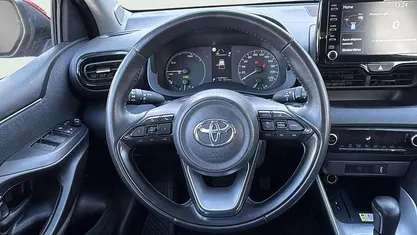 Usado 2023 Toyota Yaris Hybrid Active Utilitario | 16.490 € (Buen precio)