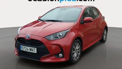 Rojo Usado 2024 Toyota Yaris Hybrid Active Utilitario | 16.910 € (Buen precio)