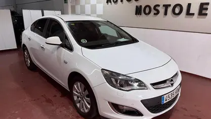 Brugt Opel Astra Excellence 130 HK (95 kW) 2013 Hvid Sedan