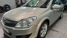 Gris / plata Usado 2010 Opel Astra Edition Berlina | 5500 € (Buen precio)