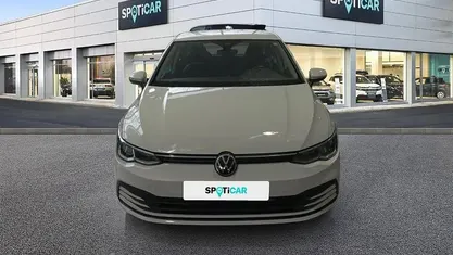 Begagnad VW Golf VIII Life 115 HK (84 kW) 2022 Vit Sedan