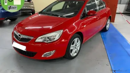 Usado Opel Astra Essentia 101 CV (74 kW) 2010 Rojo Utilitario
