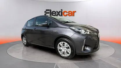 Usado Toyota Yaris Hybrid Business Edition 116 CV (85 kW) 2020 Gris Berlina